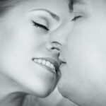 Paar mit geschlossenen Augen kurz vor einem Kuss