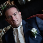 Bräutigam, der erwartungsvoll frontal in die Kamera blickt