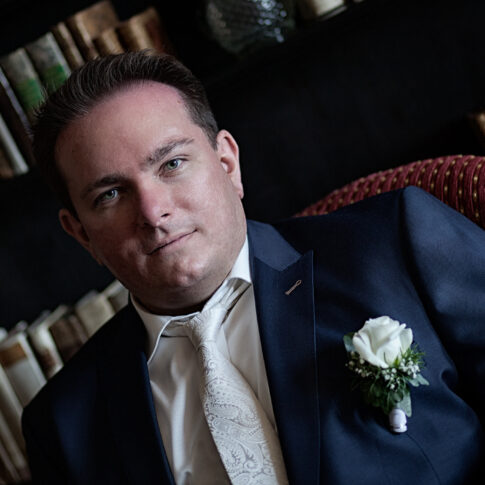 Bräutigam, der erwartungsvoll frontal in die Kamera blickt