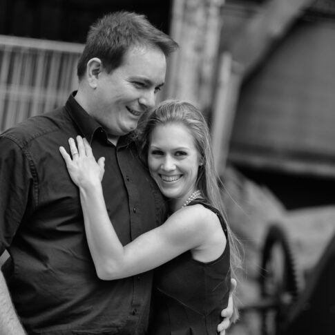 Paar lacht glücklich in die Kamera