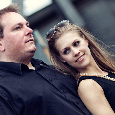 Paar, das nachdenklich in unterschiedliche Richtungen schaut