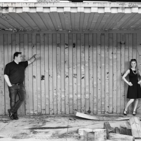 Paar steht in Flirthaltung in einem Container